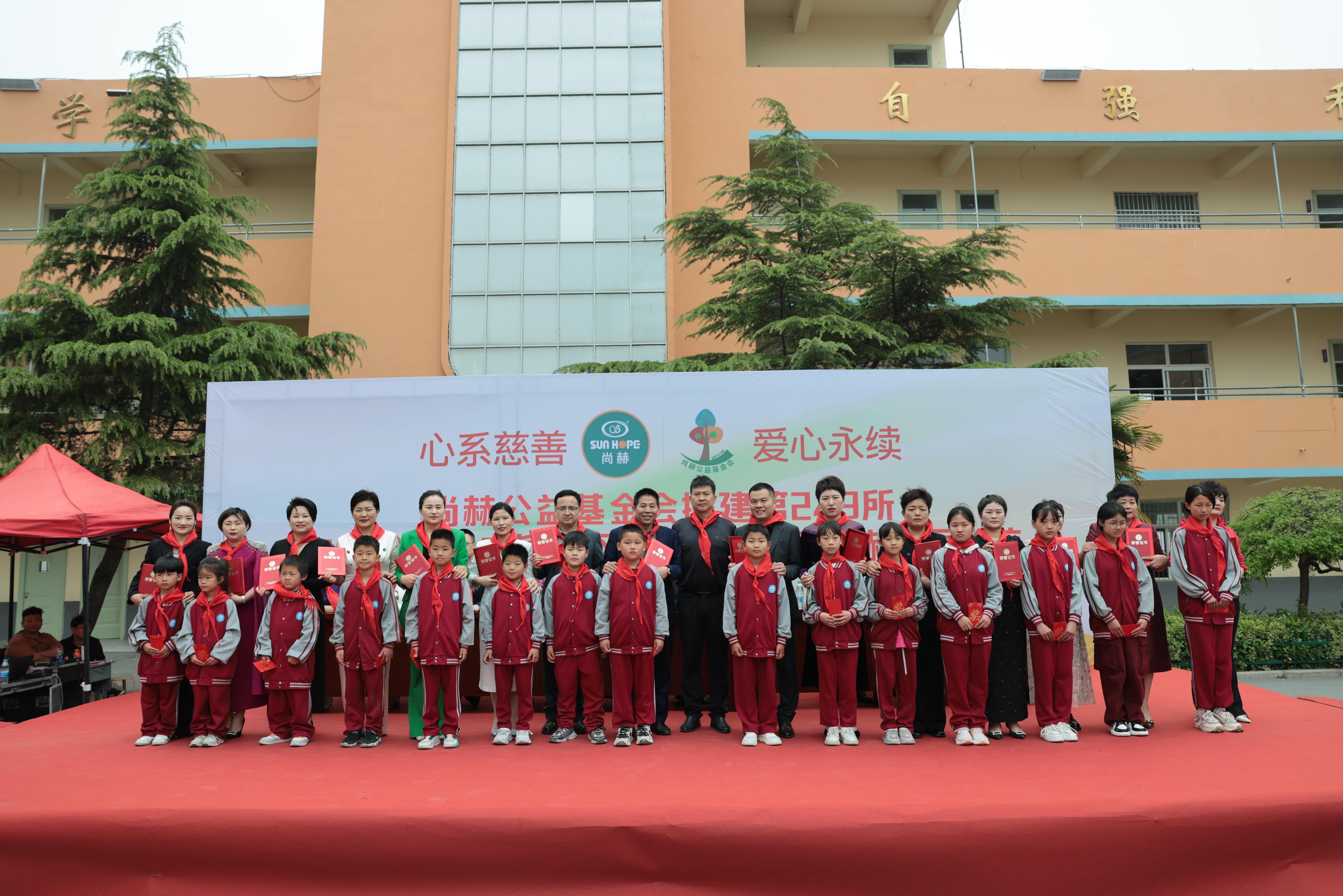 在爱意的“双向奔赴”中丨第249所半岛登陆入口公益学校揭牌
