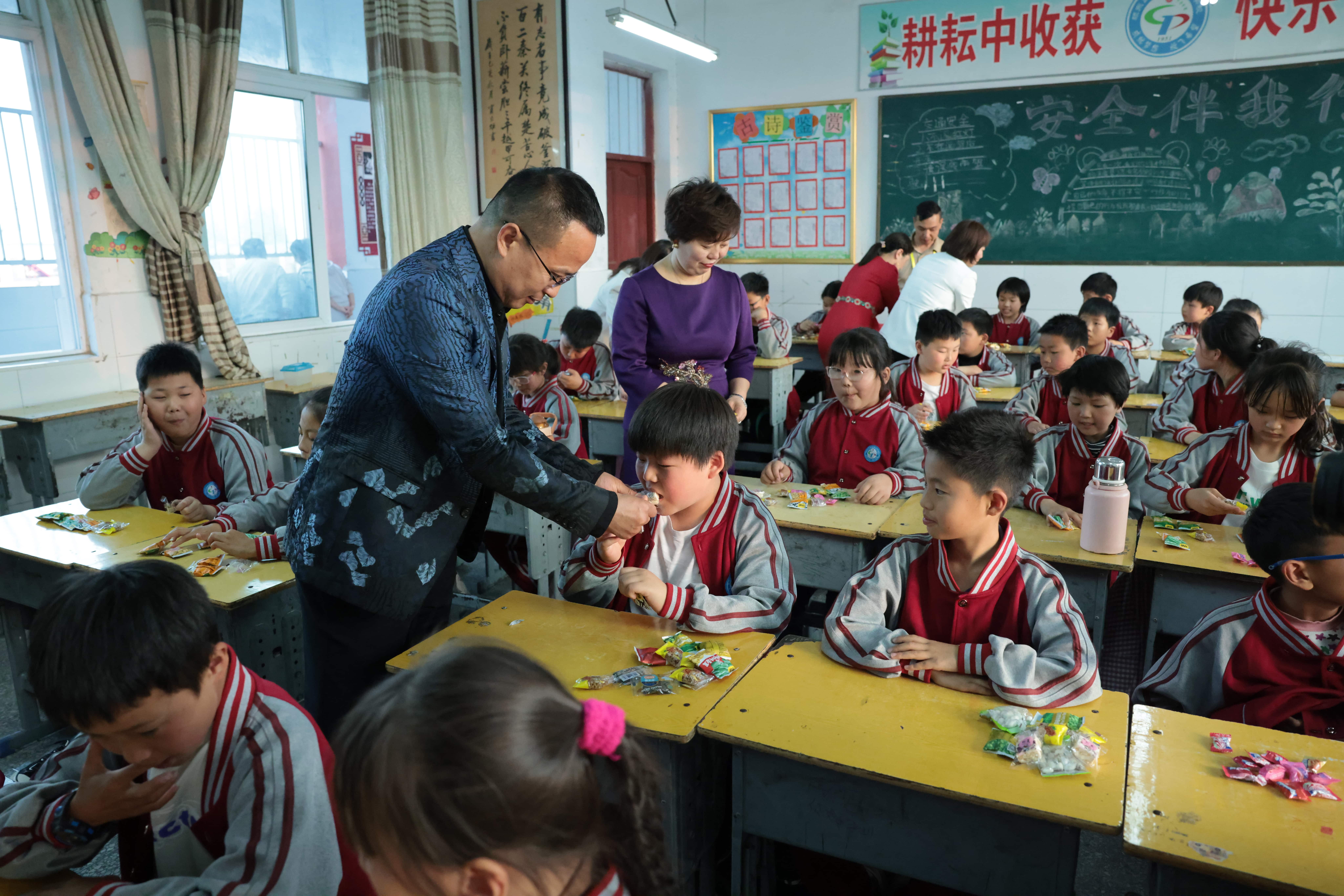 在爱意的“双向奔赴”中丨第249所半岛登陆入口公益学校揭牌