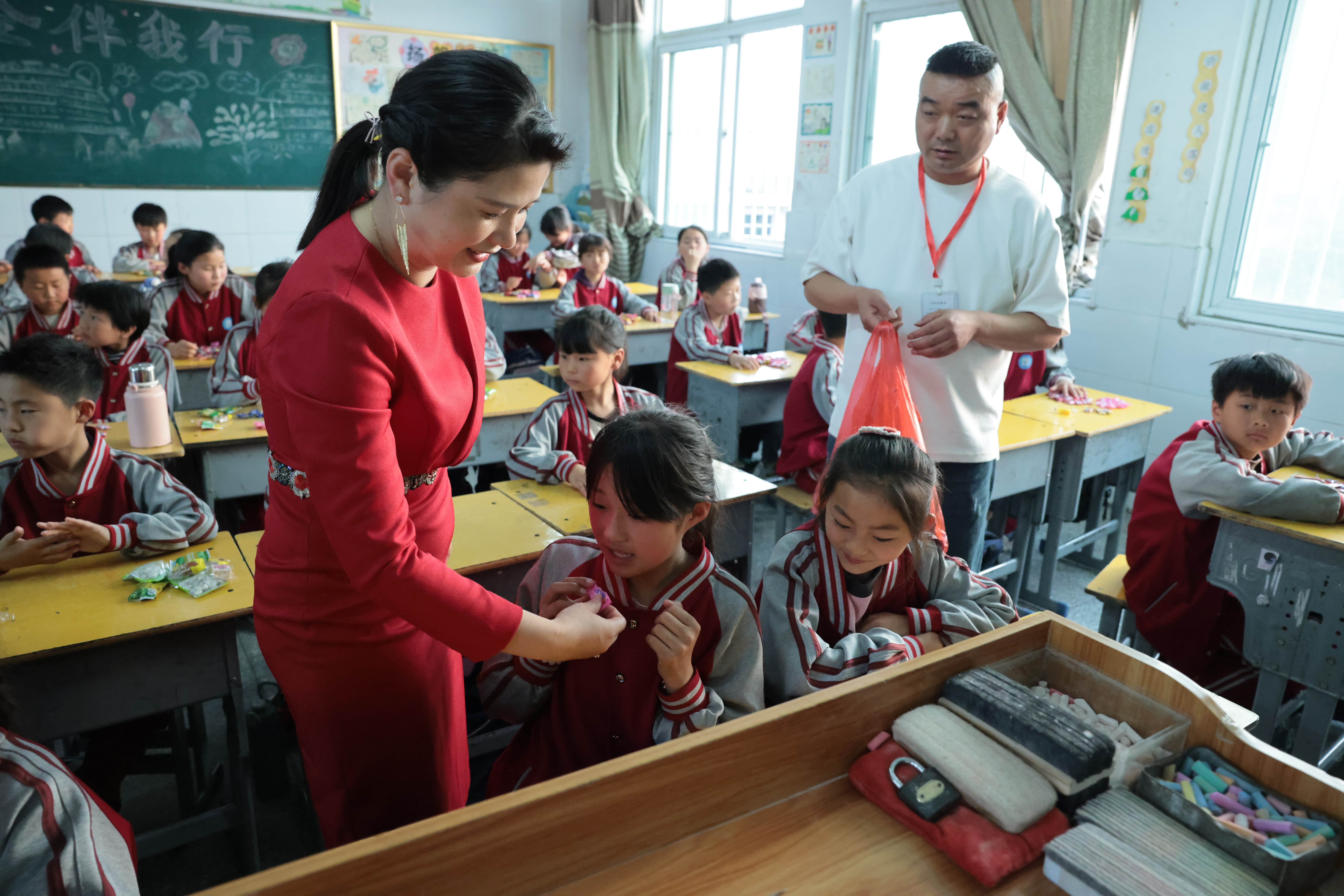 在爱意的“双向奔赴”中丨第249所半岛登陆入口公益学校揭牌