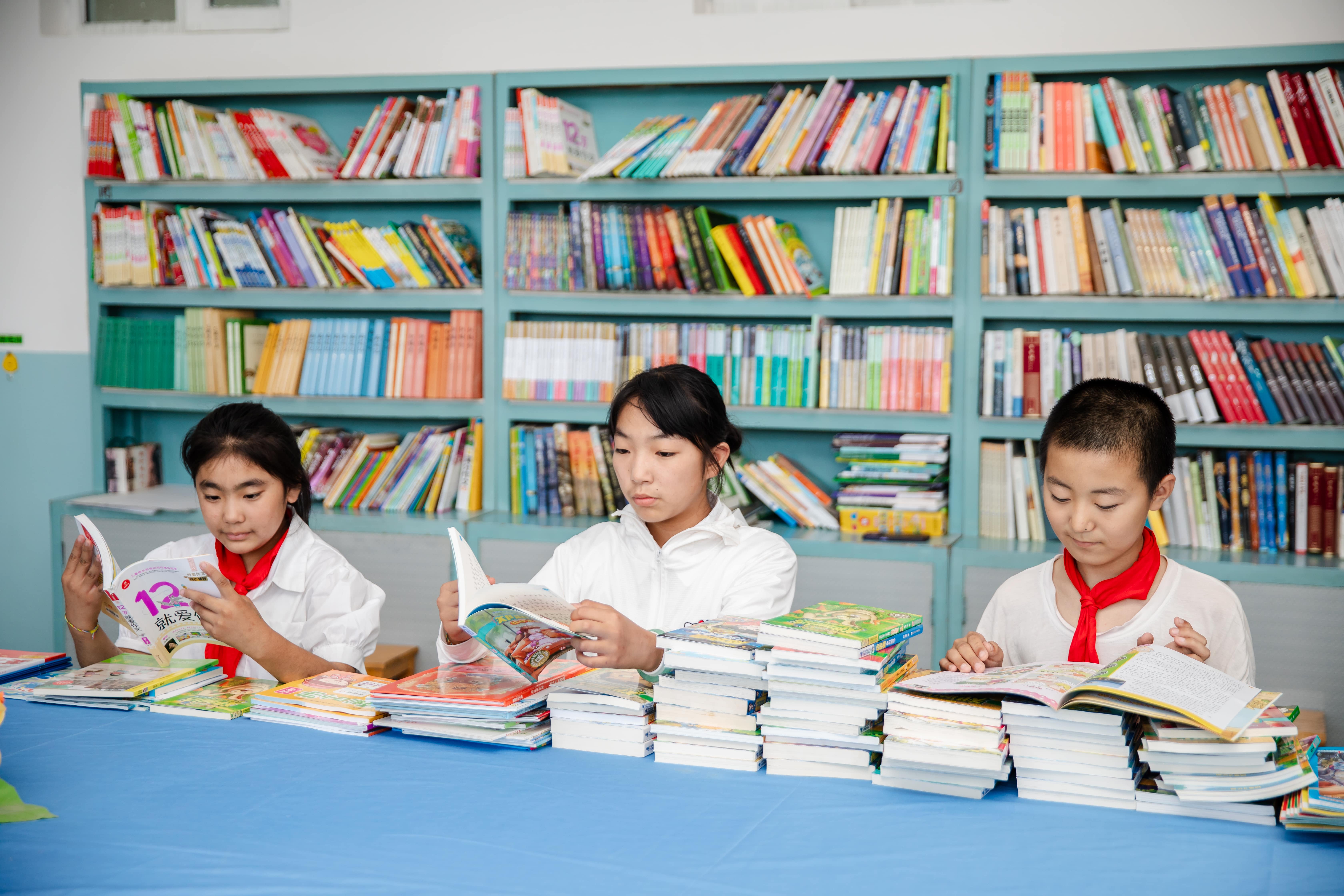 天津高校大学生记者走进半岛登陆入口公益小学开展“书香悦读,筑梦成长”活动 天津高校大学生记者走进半岛登陆入口公益小学开展“书香悦读,筑梦成长”活动